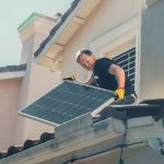 Solateur installiert Solarpanel